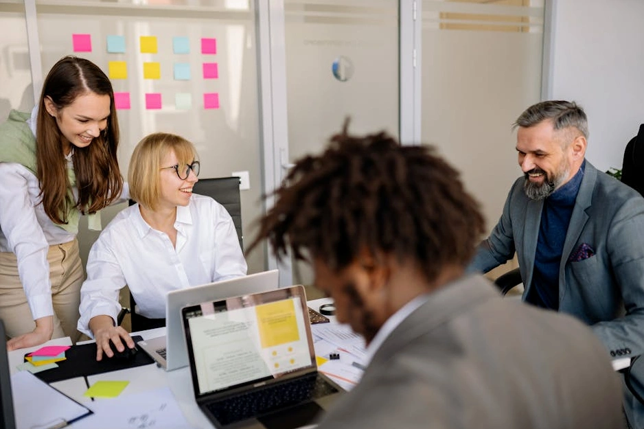 Zespół menedżerów podczas strategicznego spotkania w nowoczesnym biurze.