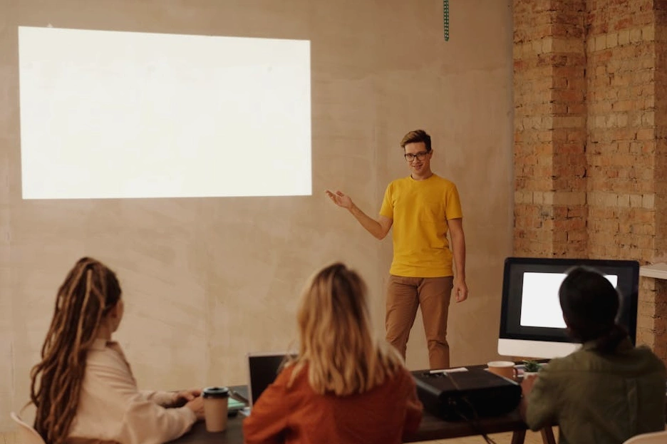 Grupa menedżerów podczas warsztatów.